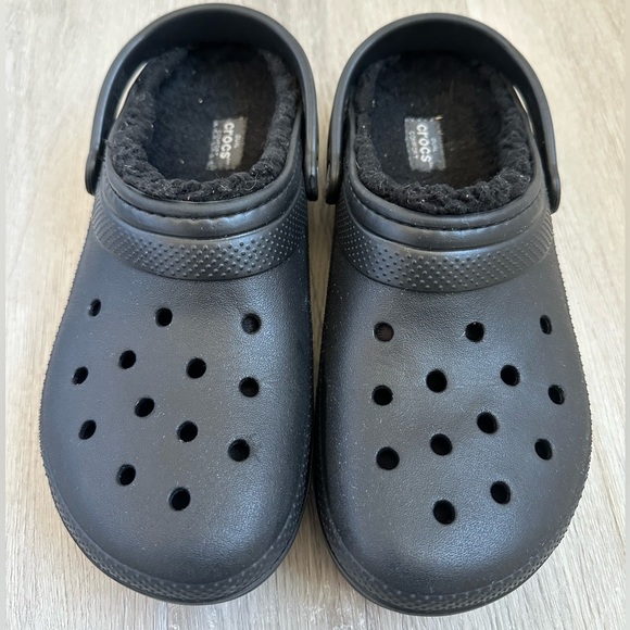 CROCS
LINED WOMENS BLACK CLASSIC CROCS size 5 - Picture 2 of 6
